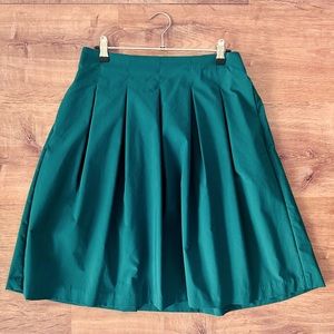 Uniqlo midi skirt with pockets in excellent condition. Size M